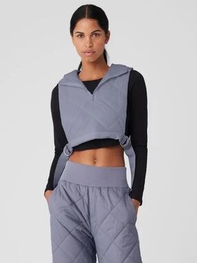 Alo Cropped Snowrider Sleeveless Puffer Top - Fog